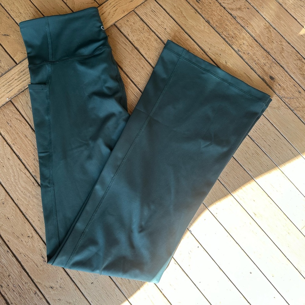 NWOT- Women GapFit high-rise flared yoga leggings, Sz. small. - Picture 3 of 7